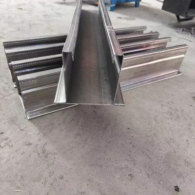 优质冷弯设备模具相较于普通冷弯模具，在成型精度、耐用性、适配灵活性等核心维度具备哪些关键优势，能满足光伏支架、钢结构、汽车型材等冷弯产品的高精度、规模化生产要求？